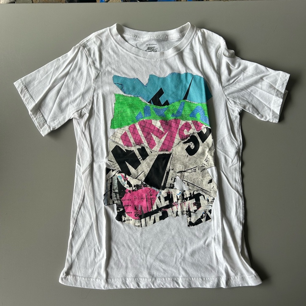 NikeSB White Graphic Tee (Boys Medium)